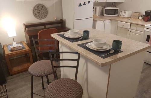 Sarnia Apartamento | Contractors/Trades - Private Apt in Central Sarnia