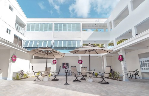 St. Lawrence Gap Apartamento | Convenience & Comfort! 4 Convenient Units | Outdoor Pool and Free Parking