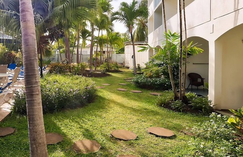 St. Lawrence Gap Apartamento | Convenience & Comfort! 4 Convenient Units | Outdoor Pool and Free Parking