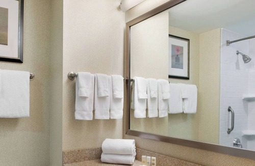 Upper East Side Hotel | Convenient 2 Queen Beds Room for Exploring Culture & Adventure! Onsite Parking!