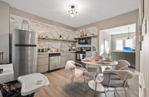 Meridian-Kessler Apartamento | Convenient 2BR Near Convention & Hospitals