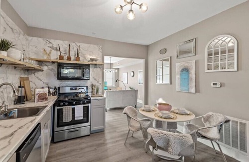 Meridian-Kessler Apartamento | Convenient 2BR Near Convention & Hospitals