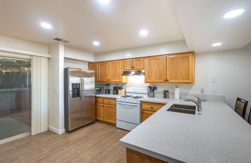 Country Rose Casa | Convenient Bakersfield Townhome with Patio!