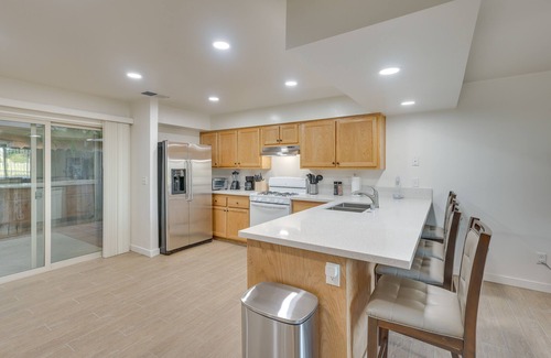 Country Rose Casa | Convenient Bakersfield Townhome with Patio!