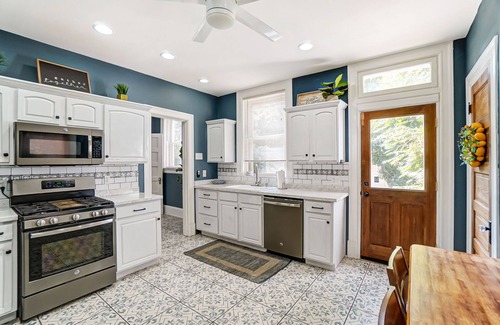 Cincinnati Casa | Convenient Cincy Boho Large Group Vacation Rental