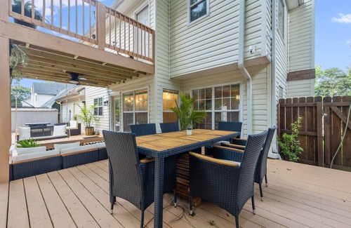 Riverdale Casa | Convenient City Retreat with MASSIVE Backyard, 10 mins from Airport