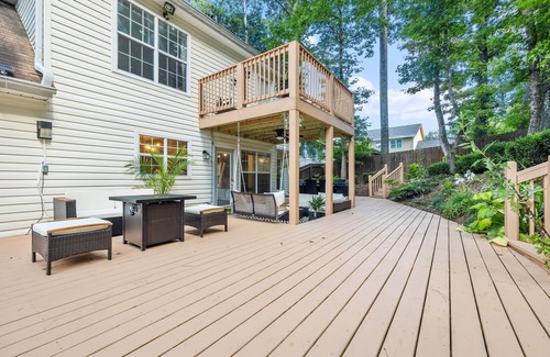 Riverdale Casa | Convenient City Retreat with MASSIVE Backyard, 10 mins from Airport