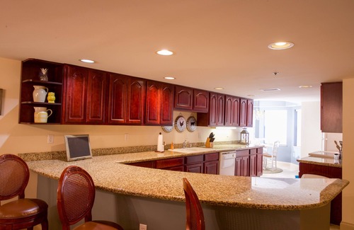 Gatlinburg Condominio | Convenient Creekside condo with large wrap around balcony, close to everything!