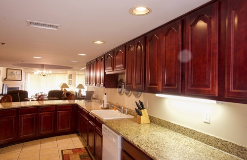 Gatlinburg Condominio | Convenient Creekside condo with large wrap around balcony, close to everything!