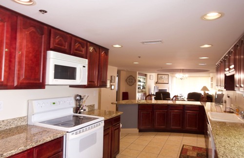 Gatlinburg Condominio | Convenient Creekside condo with large wrap around balcony, close to everything!