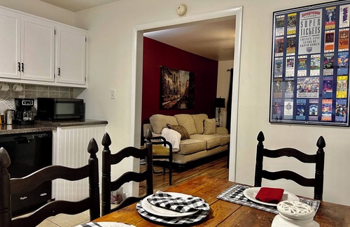 Cullman Apartamento | Convenient, curbside Duplex close to Cullman businesses and restaurants!