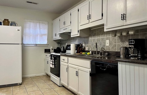 Cullman Apartamento | Convenient, curbside Duplex close to Cullman businesses and restaurants!