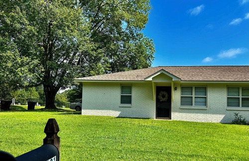 Cullman Apartamento | Convenient, curbside Duplex close to Cullman businesses and restaurants!