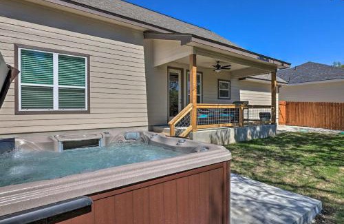 Canyon Lake Casa | Convenient Cute Cottage Hot Tub Fire Pit Sleeps 6