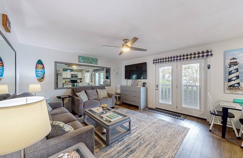 Caine Woods Condominio | Convenient first-floor condo with a fully stocked kitchen, WiFi & a private deck