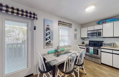 Caine Woods Condominio | Convenient first-floor condo with a fully stocked kitchen, WiFi & a private deck