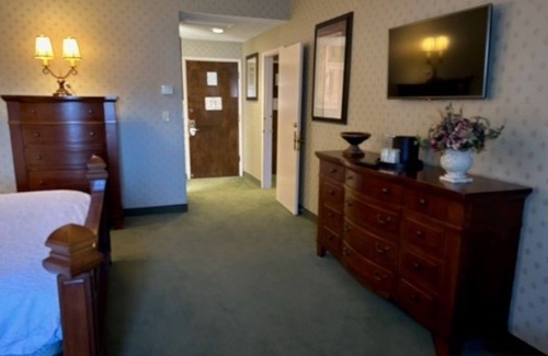Raisin Hotel | Convenient Fresno Stay – Minutes from Airport w/Free Shuttle