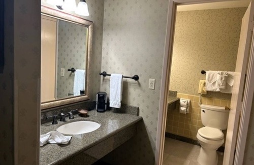 Raisin Hotel | Convenient Fresno Stay – Minutes from Airport w/Free Shuttle