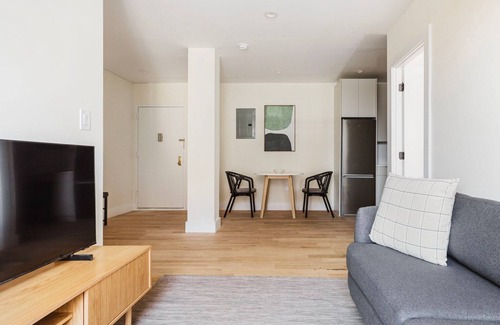 Bloomingdale Apartamento | Convenient Greenpoint 2BR w/ W/D & A/C, nr Ferry, by Blueground
