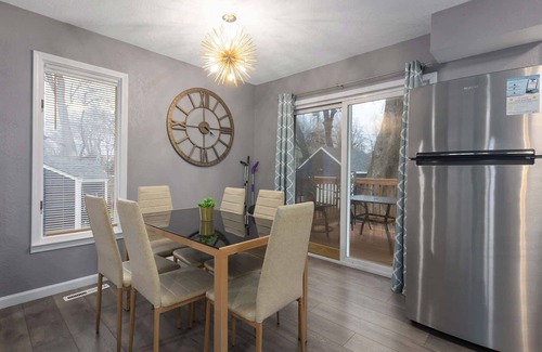 Overland Park Casa | 4 KING BEDS Updated+Convenient Location