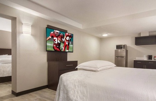 Erie Casa | Convenient Location! 2 Sleek Units, Pet-Friendly, Free Parking