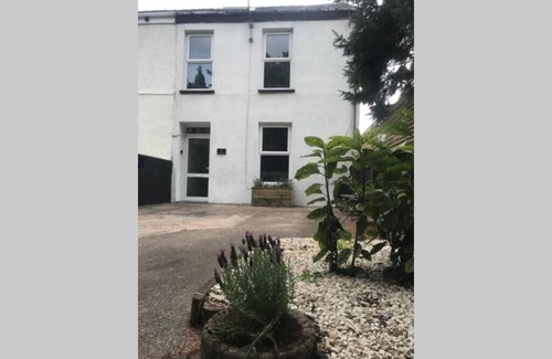 Carmarthen Casa | Convenient location overlooking the park.10 mins walk to town