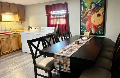 Chicopee Apartamento | Convenient pet friendly 2br/3bd w/ full bathroom located in a safe & quite city