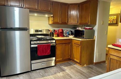 Chicopee Apartamento | Convenient pet friendly 2br/3bd w/ full bathroom located in a safe & quite city
