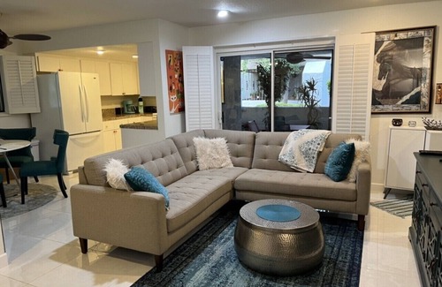 Cathedral City Condominio | ¡Conveniente ubicación en South Palm Springs!