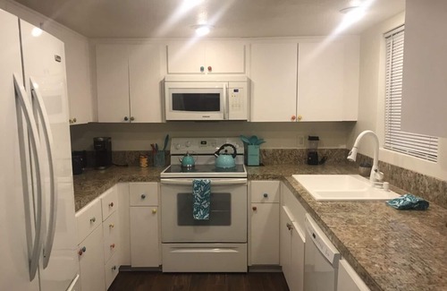 Cathedral City Condominio | ¡Conveniente ubicación en South Palm Springs!