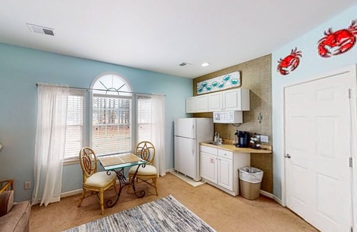 Sea Trail Apartamento | Convenient studio with outdoor pool, patio, central AC & beach access