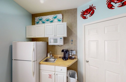 Sea Trail Apartamento | Convenient studio with outdoor pool, patio, central AC & beach access