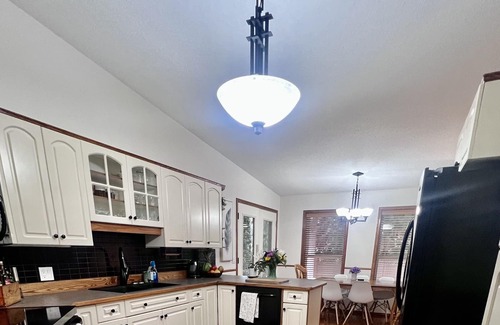 Sicamous Casa | Convenient summer home