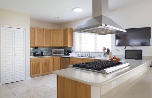 'Aina Haina Casa | Conv a Waikiki 3000 pies cuadrados 4br 2ba casa renovada