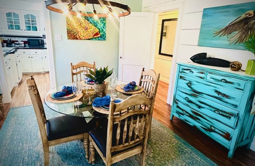 Del Mar Casa | Conveniently located in the heart of downtown Corpus Christi. Family home.