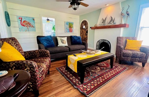 Del Mar Casa | Conveniently located in the heart of downtown Corpus Christi. Family home.