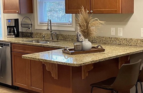 Hendersonville Casa | Convenientemente ubicado, a solo 3 millas del centro de Hendersonville.