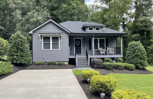 Hendersonville Casa | Convenientemente ubicado, a solo 3 millas del centro de Hendersonville.
