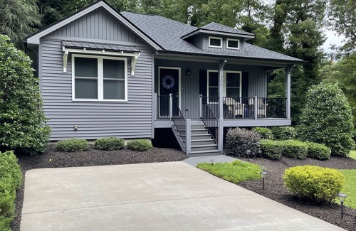 Hendersonville Casa | Convenientemente ubicado, a solo 3 millas del centro de Hendersonville.