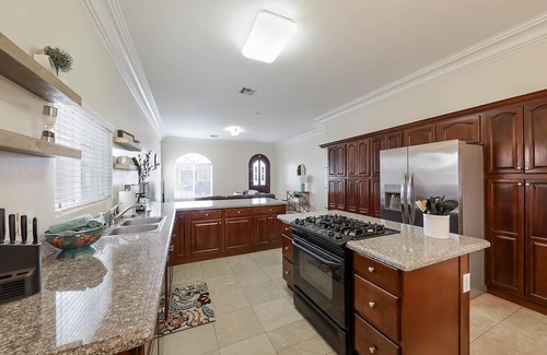 Pumpkin Center Casa | Conveniently Located by 99 Freeway and Freshly Furnished Home!