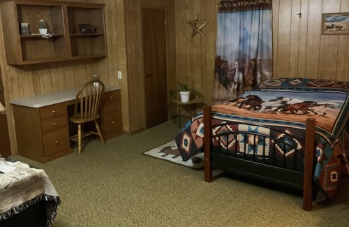 Narvon Otro | Conveniently located country in law suite.