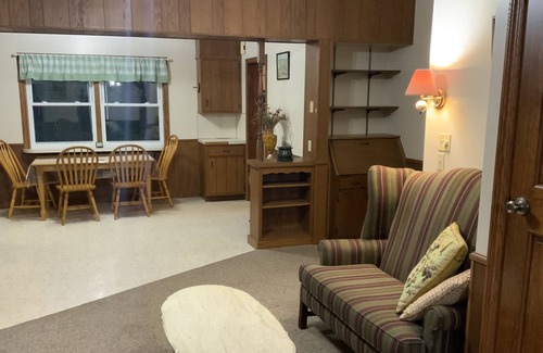 Narvon Otro | Conveniently located country in law suite.