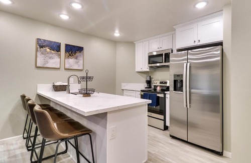 Fontana Apartamento | Conveniently Located Fontana Apartment!