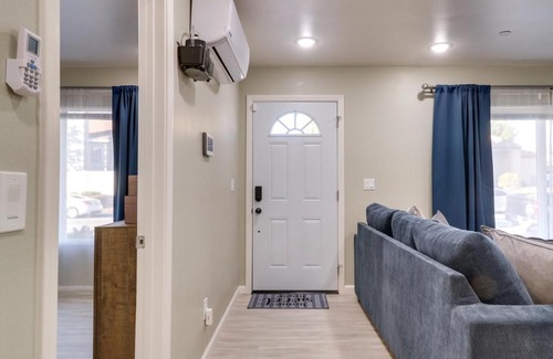 Fontana Apartamento | Conveniently Located Fontana Apartment!