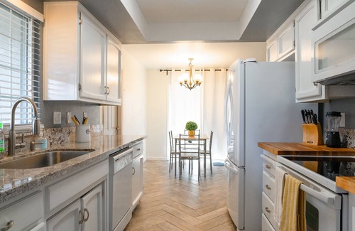 Modesto Casa | Conveniently located: Shopping, restaurants and best location for travel nurses!