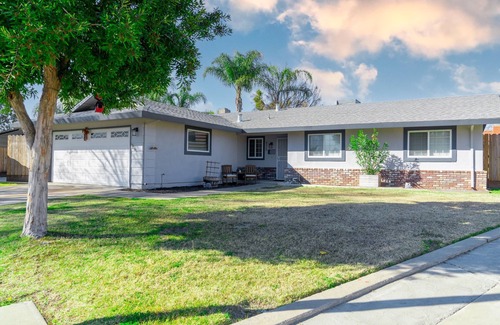 Modesto Casa | Conveniently located: Shopping, restaurants and best location for travel nurses!