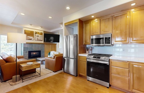 Broken Top Casa | Conveniently located townhome with kitchen, kitchenette, balcony & fireplace
