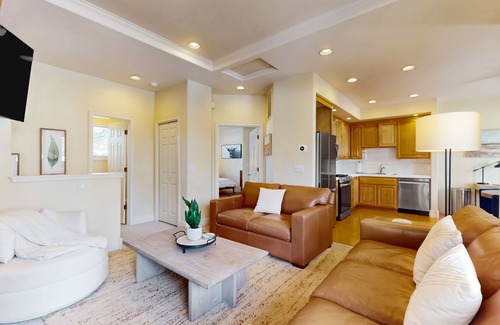 Broken Top Casa | Conveniently located townhome with kitchen, kitchenette, balcony & fireplace