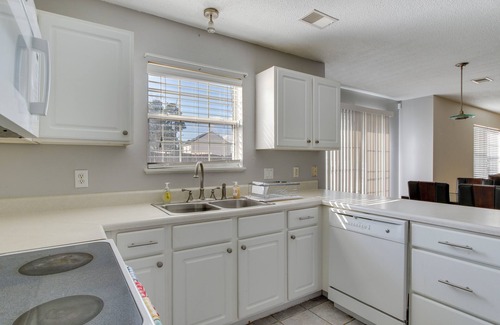 Huntcliff Casa | Conveniently Located Columbia Home w/ Deck & Yard!
