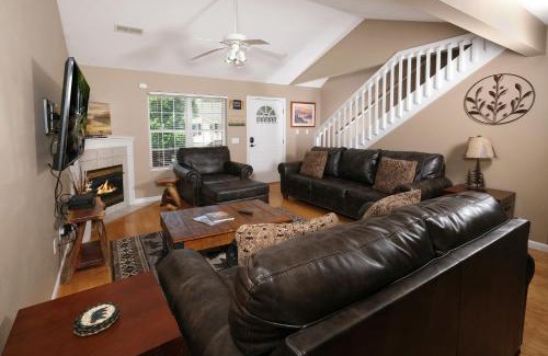 Pigeon Forge Casa | Conveniently located in Pigeon Forge, spacious & clean 3 bedroom!
